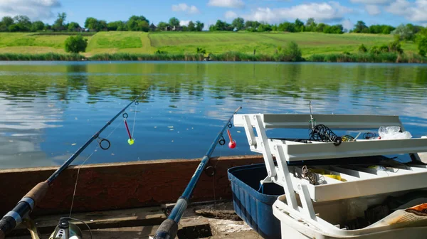 Zheltoe Köyü, Dnipropetrovsk bölgesi, Ukrayna - 01 Mayıs 2021: Gölde oltayla balık tutmak. Balık oltası. Sahilde balık avlıyoruz..