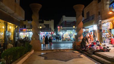 Sharm El Sheikh, Güney Sina / Mısır - 02 / 10.2022: Arap şehrinin sokaklarında gece ticareti. Asya turizm pazarı.