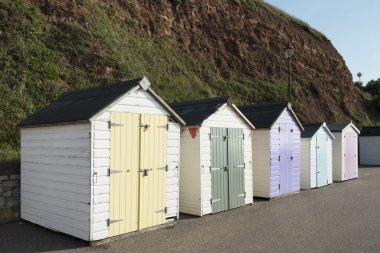 renkli plaj kulübe seaton, devon, İngiltere.