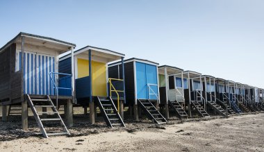 southend Denizi, essex, İngiltere'de renkli plaj kulübe.