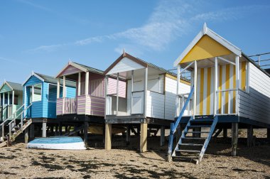southend Denizi, essex, İngiltere'de renkli plaj kulübe.