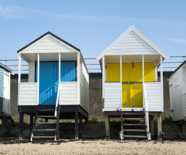 southend Denizi, essex, İngiltere'de renkli plaj kulübe.
