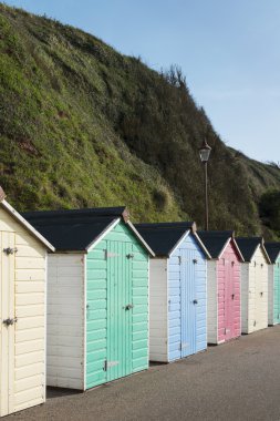 renkli plaj kulübe seaton, devon, İngiltere.