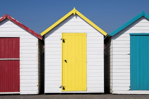 Plážové chatky na paignton, devon, Velká Británie. — Stock fotografie