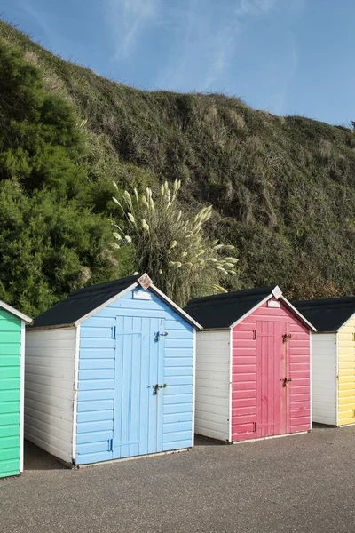 Barevné plážové chatky na seaton, devon, Velká Británie. — Stock fotografie