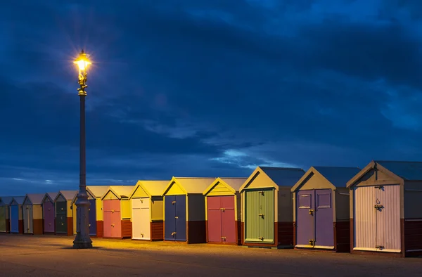 在晚上，东苏塞克斯，英国豪夫的海滩小屋. — 图库照片