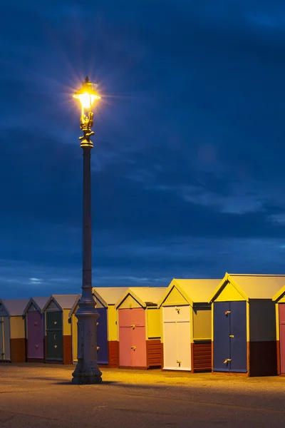 Hove παραλία καλύβες στο βράδυ, east sussex, Ηνωμένο Βασίλειο. — Φωτογραφία Αρχείου