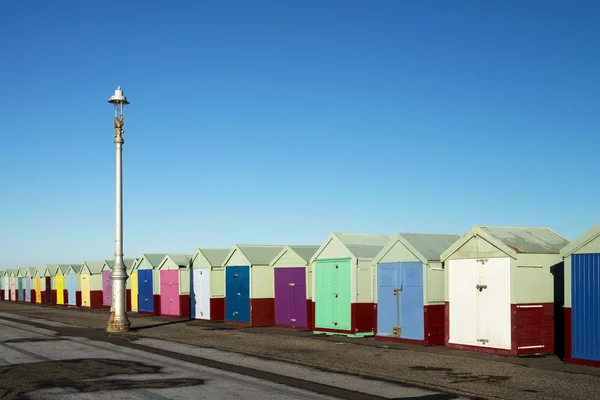 Cabanas de praia coloridas em Hove, perto de Brighton, East Sussex, Reino Unido . — Fotografia de Stock