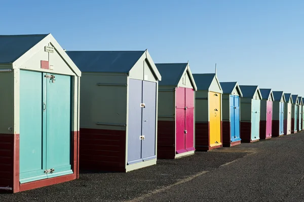 Farbenfrohe Strandhütten bei hove, in der Nähe von Brighton, East Sussex, Großbritannien. — Stockfoto