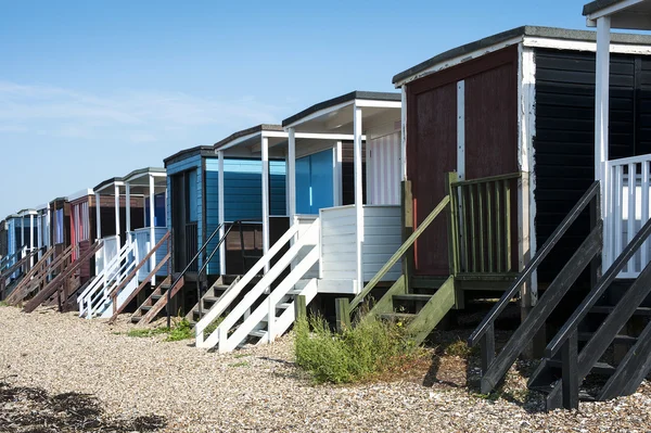 southend Denizi, essex, İngiltere'de renkli plaj kulübe.