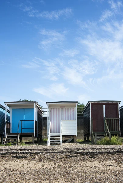 southend Denizi, essex, İngiltere'de renkli plaj kulübe.