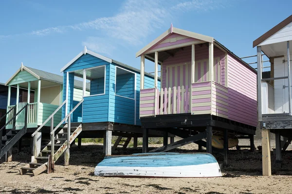 southend Denizi, essex, İngiltere'de renkli plaj kulübe.