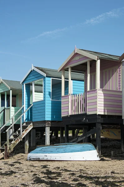 southend Denizi, essex, İngiltere'de renkli plaj kulübe.