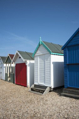 southend Denizi, essex, İngiltere'de renkli plaj kulübe.