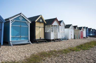 southend Denizi, essex, İngiltere'de renkli plaj kulübe.