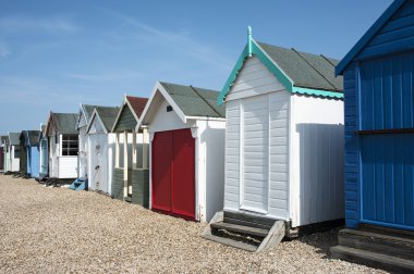 southend Denizi, essex, İngiltere'de renkli plaj kulübe.
