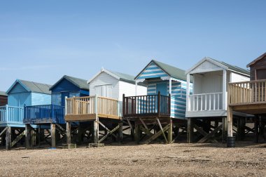 southend Denizi, essex, İngiltere'de renkli plaj kulübe.