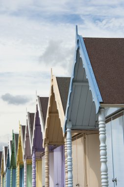 renkli plaj kulübe de west mersea, essex, İngiltere.