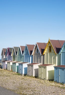 renkli plaj kulübe de west mersea, essex, İngiltere.