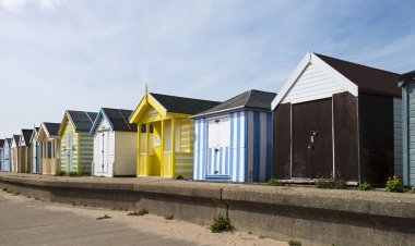 renkli plaj kulübe, kilise st leonards, lincolnshire, İngiltere.