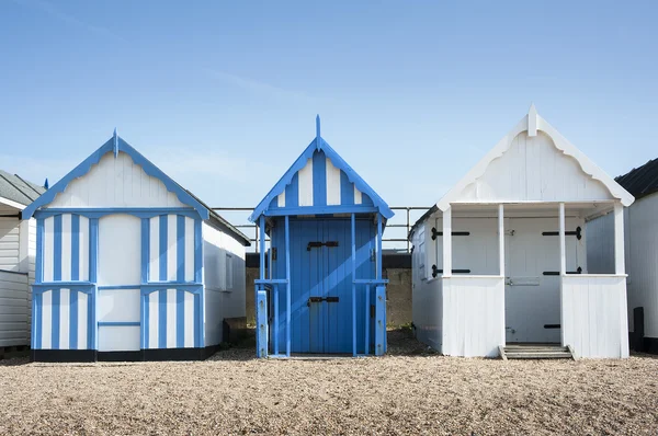Barevné plážové chatky v London, essex, Velká Británie. — Stock fotografie