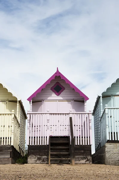 Coloridas cabañas de playa en West Mersea, Essex, Reino Unido . —  Fotos de Stock