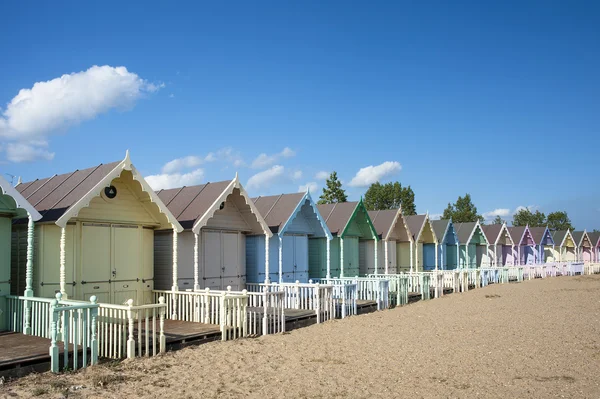 renkli plaj kulübe de west mersea, essex, İngiltere.