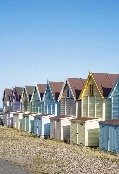 Farbenfrohe Strandhütten am westlichen Mersea, essex, uk. — Stockfoto