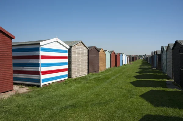 Färgglada stranden hyddor på dovercourt — Stockfoto