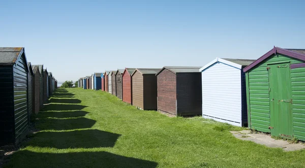 Färgglada stranden hyddor på dovercourt — Stockfoto