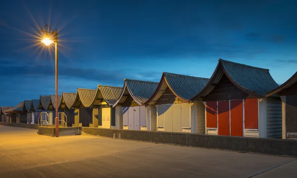 Cabanas de praia à noite, Mablethorpe Imagens De Bancos De Imagens Sem Royalties