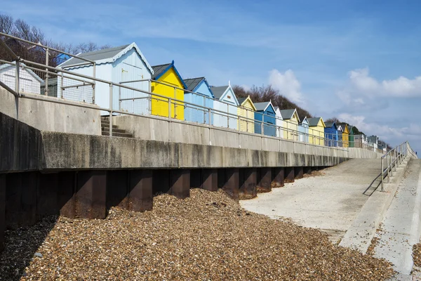 Cabanas de praia coloridas em Old Felixstowe — Fotografia de Stock