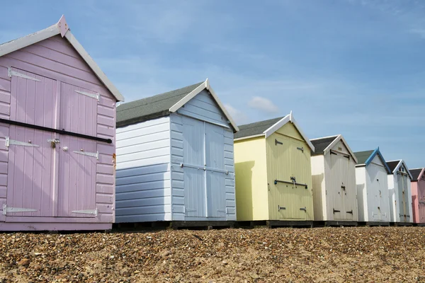 Coloridas cabañas de playa en el viejo Felixstowe — Foto de Stock