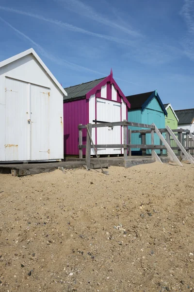 Färgglada stranden hyddor på gamla felixstowe — Stockfoto