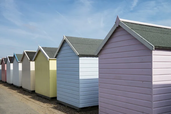 Cabanas de praia coloridas em Old Felixstowe — Fotografia de Stock