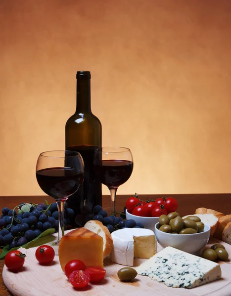 Ser i czerwone wino — Zdjęcie stockowe