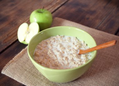 tabak yulaf ezmesi ile elma