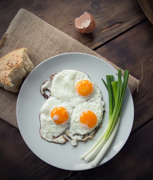 早餐有煎的鸡蛋和葱 — 图库照片