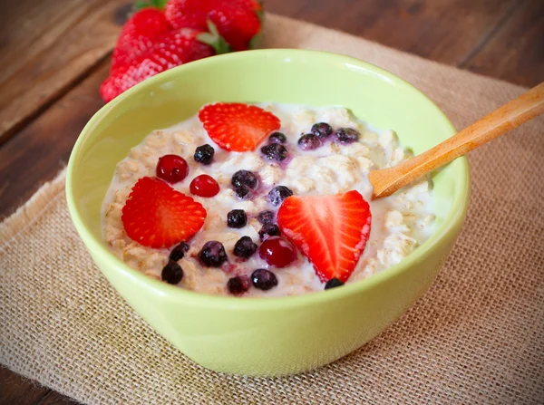 Porridge with fresh strawberry, blueberries and cranberry — Stock Photo, Image
