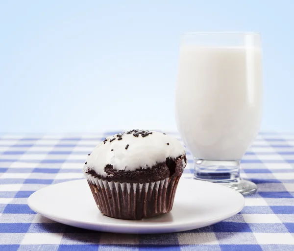 Bolinho de chocolate e copo de leite — Fotografia de Stock