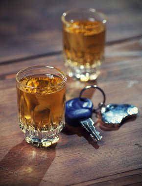 Arabanın anahtarlarını ve shot viski