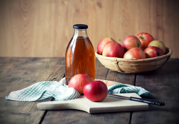 Äpfel und Apfelsaft. — Stockfoto