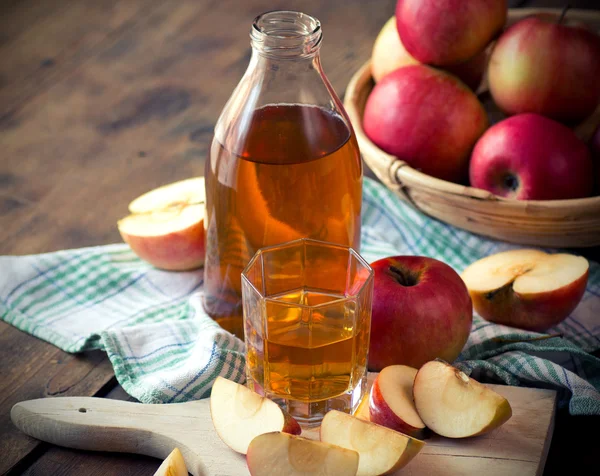 Manzanas y zumo de manzana. —  Fotos de Stock