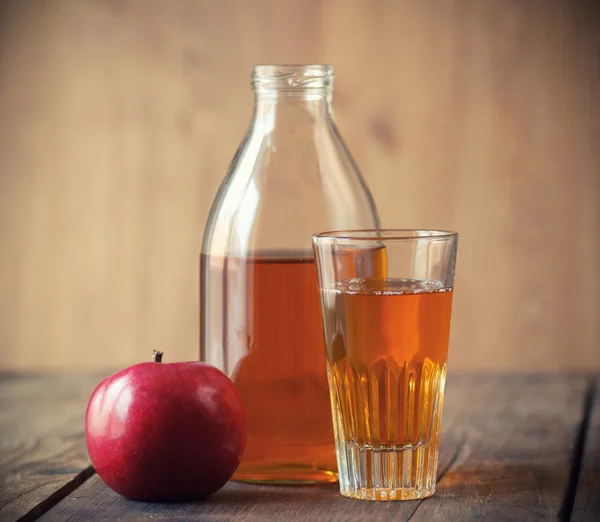 Manzanas y zumo de manzana. —  Fotos de Stock