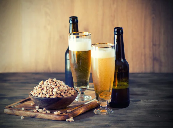 Földimogyoró és a sör — Stock Fotó