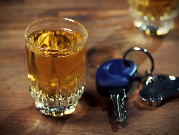 Clés de voiture et un coup de whisky — Photo