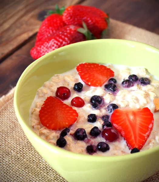 Porridge with fresh strawberry, blueberries and cranberry — Stock Photo, Image