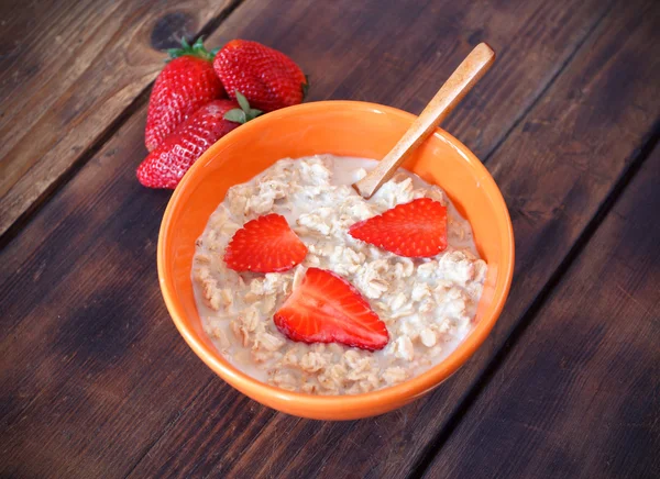Porridge with fresh strawberry — Stock Photo, Image