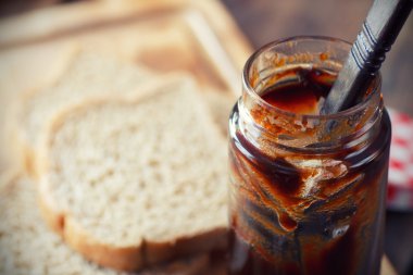 Çilek reçeli kavanozu