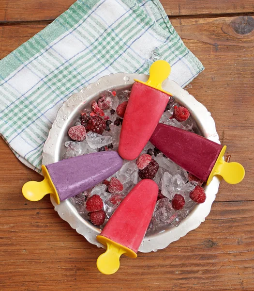 Popsicles sur table rustique en bois — Photo